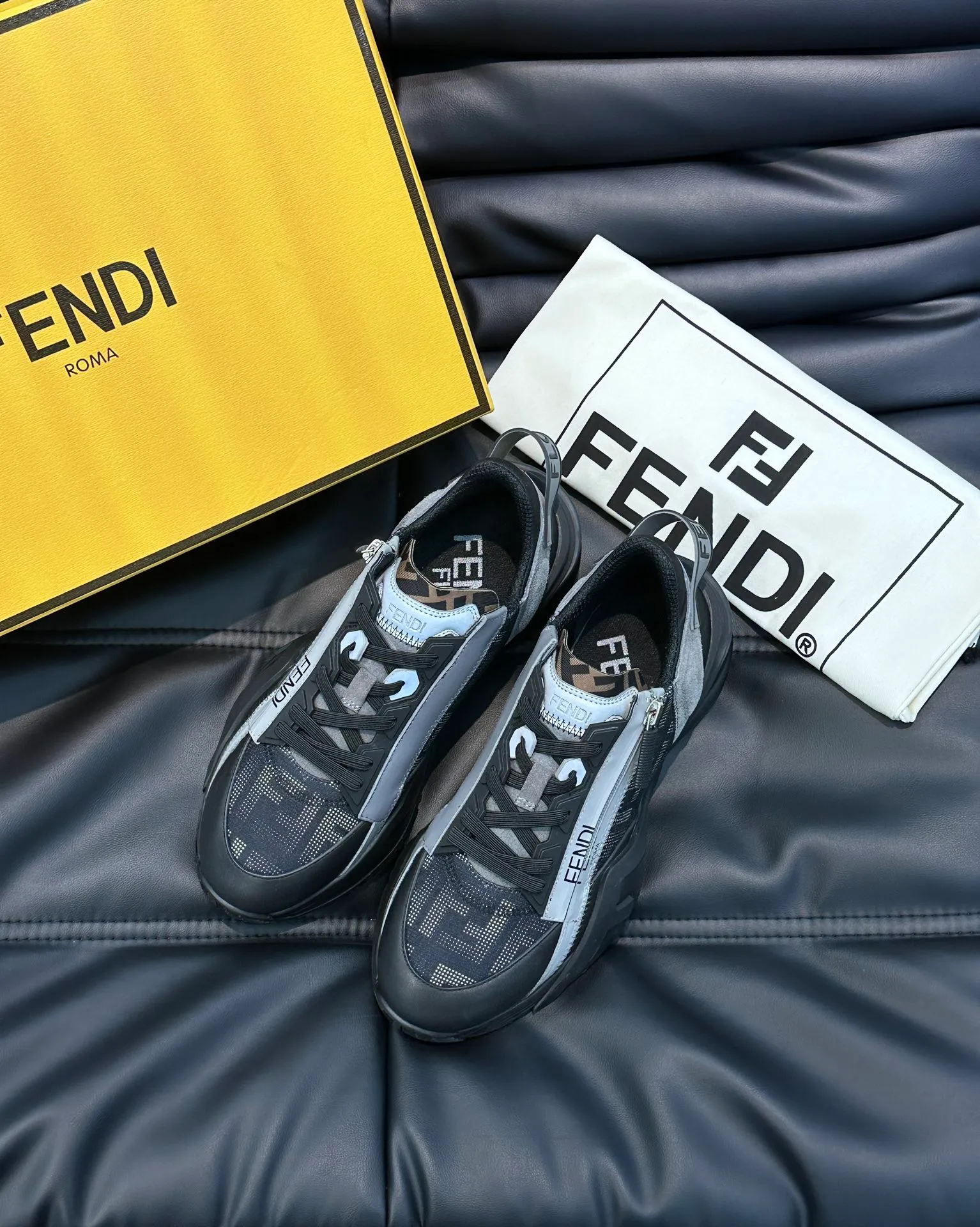 Men's shoes 💰p560 "Fend*" new men's casual sports shoes, equipped with elastic straps, side zippers, and corrugated soles engraved with F. Embossed Fendi Flow lettering on the heel. Made of technical fabric and a mix of blue and suede. Decorated with Lycra® details. FF graphic tongue. Ultra-light and wear-resistant EVA sole. Size: 38-44